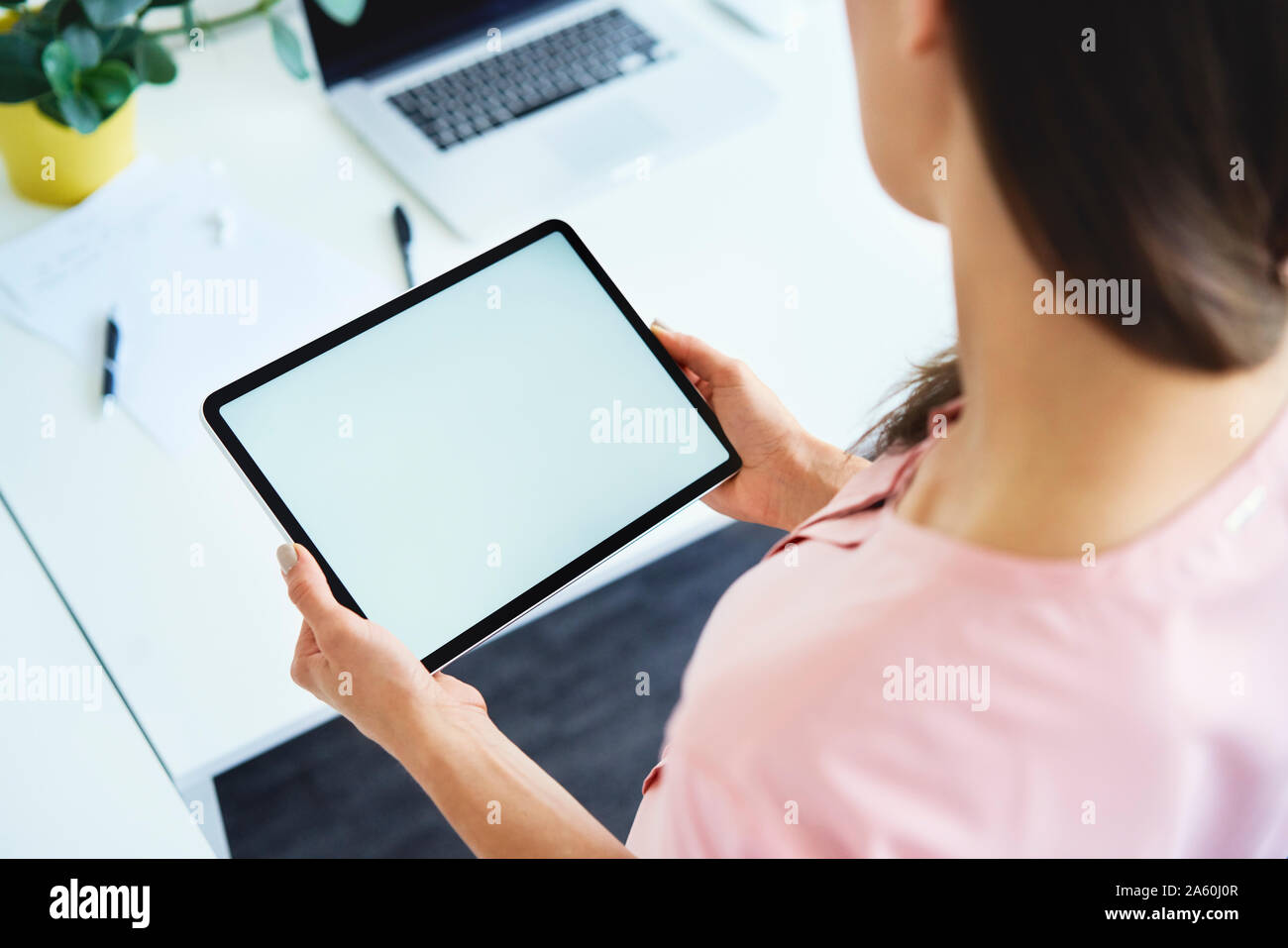 Nahaufnahme von geschäftsfrau mit Tablet-PC im Büro Stockfoto