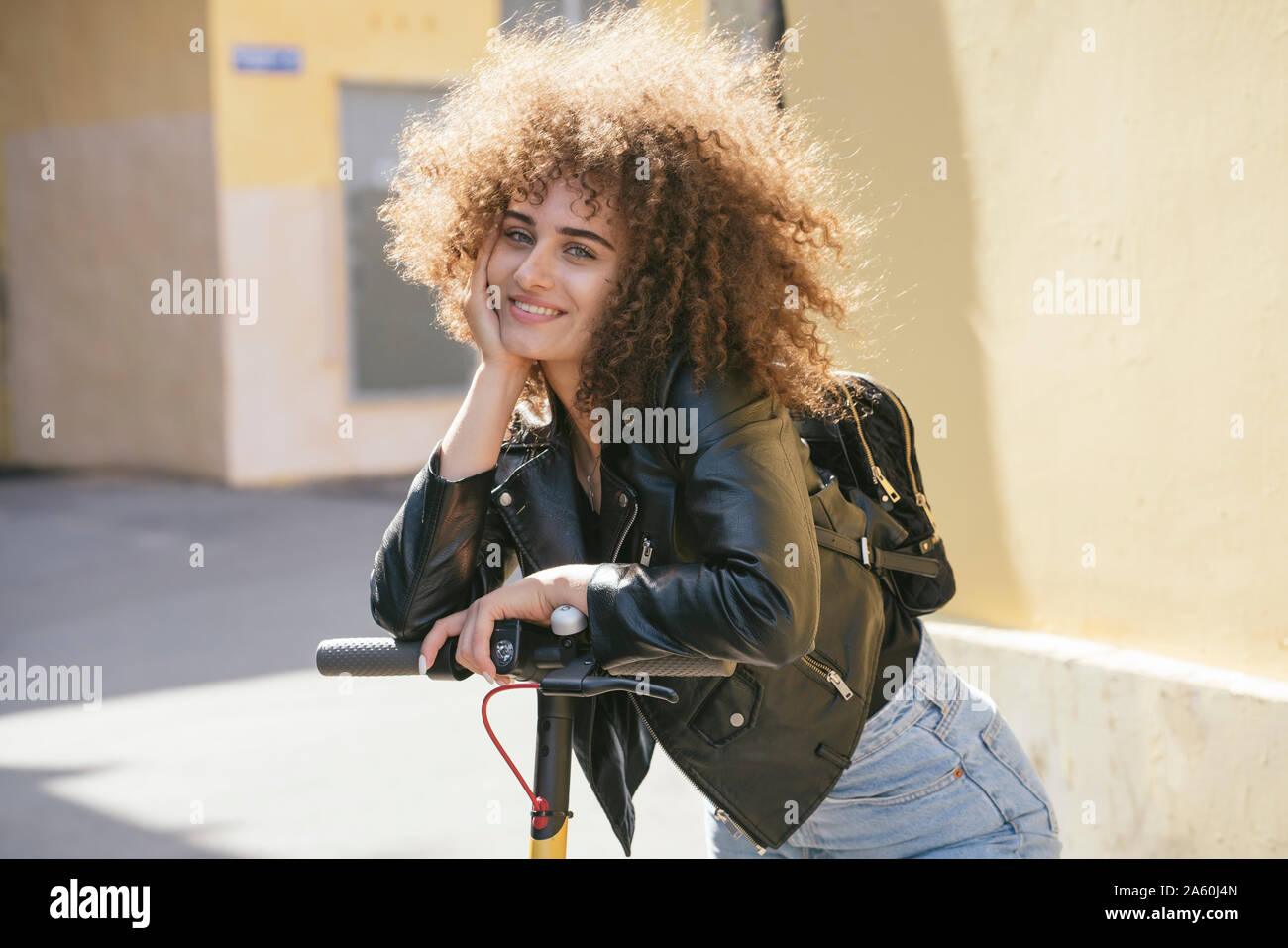 Portrait von Happy teenage Mädchen mit Roller in der Stadt Stockfoto