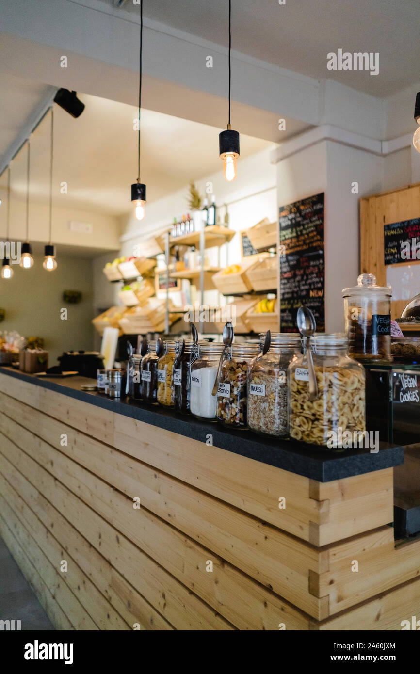 Sortiment von Frühstückszerealien auf Zähler in einem Cafe Stockfoto