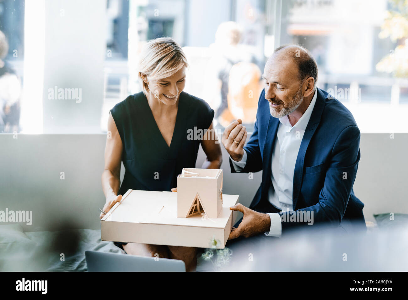 Architekt erklärt Modell an Kunden Stockfoto