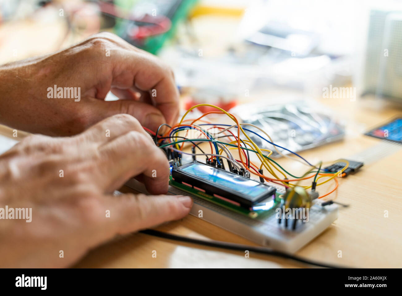 Ältere Menschen arbeiten an elektronischen Schaltungen in seiner Werkstatt Stockfoto