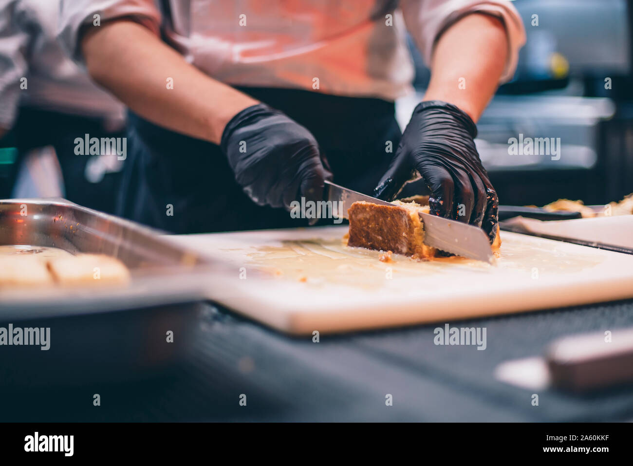 Koch bei der Arbeit einen Kuchen in einem Restaurant Küche Stockfoto