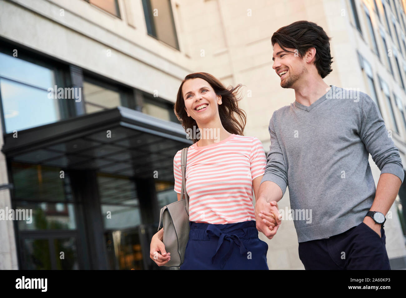Glückliches Paar Hand in Hand in der Stadt Stockfoto