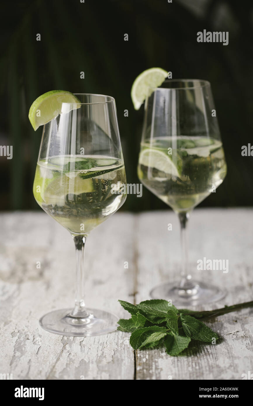 Nahaufnahme der Cocktail mit Minze auf hölzernen Tisch Stockfoto