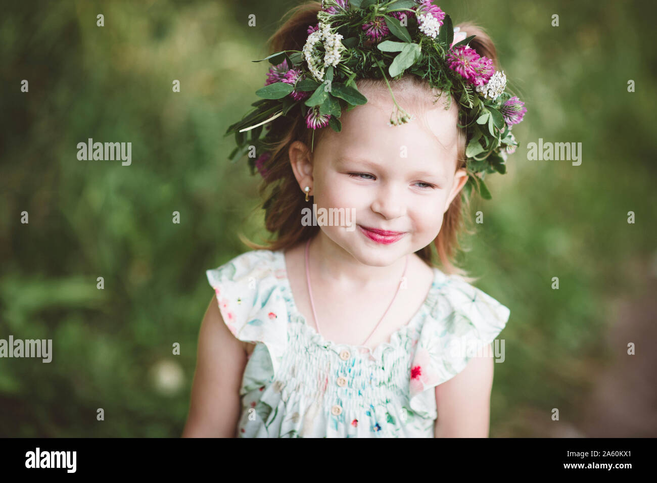 Portrait von lächelnden Mädchen mit Blume Kranz Stockfoto