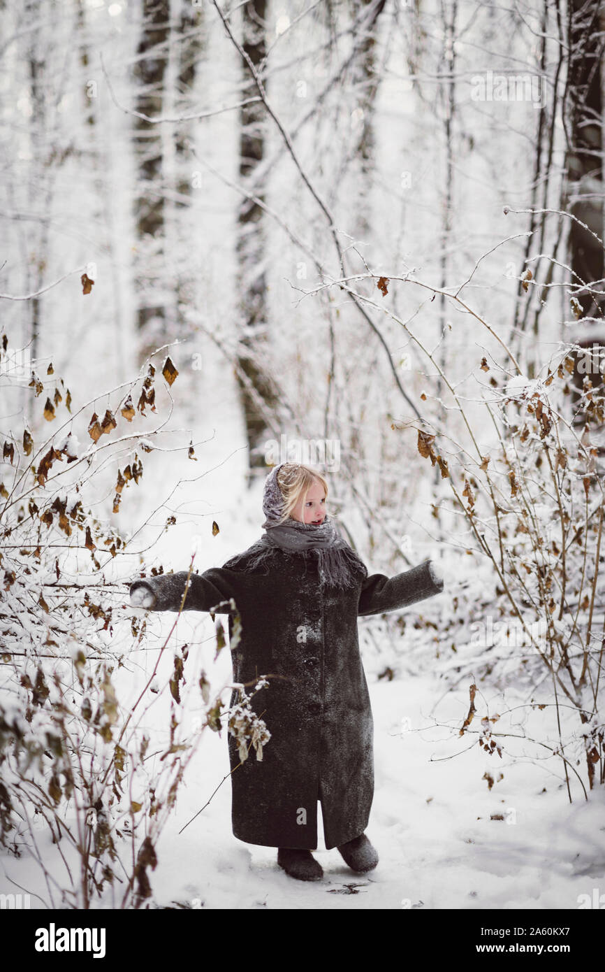 Kleines Mädchen tragen Fell im Winter Forest Stockfoto