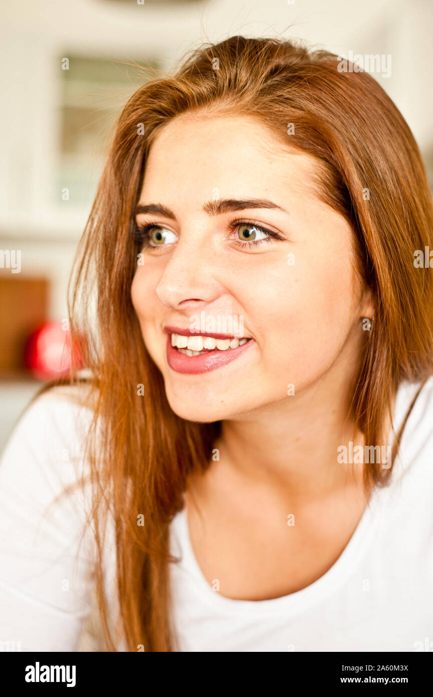 Smiling brunette Teenager tschechischen Mädchen Stockfoto