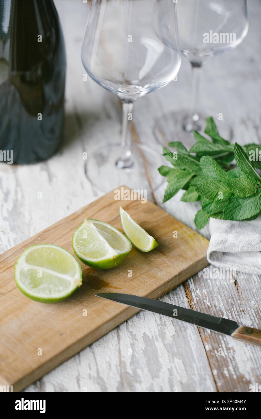 Hohe Betrachtungswinkel von Kalk Schichten mit Minze auf hölzernen Tisch Stockfoto