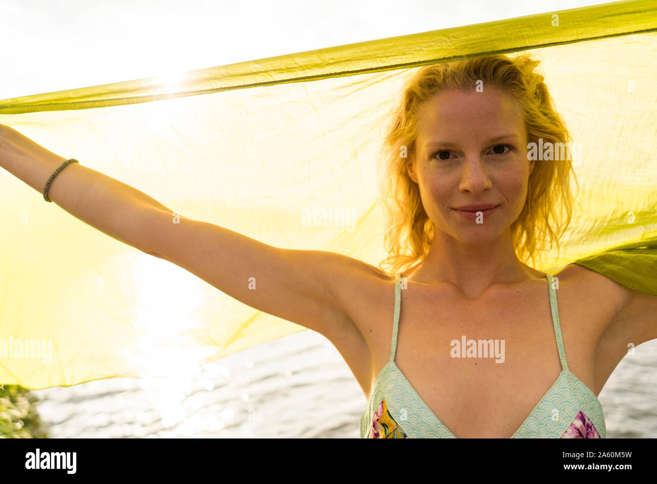 Porträt der jungen Frau mit einem Tuch an einem See Stockfoto