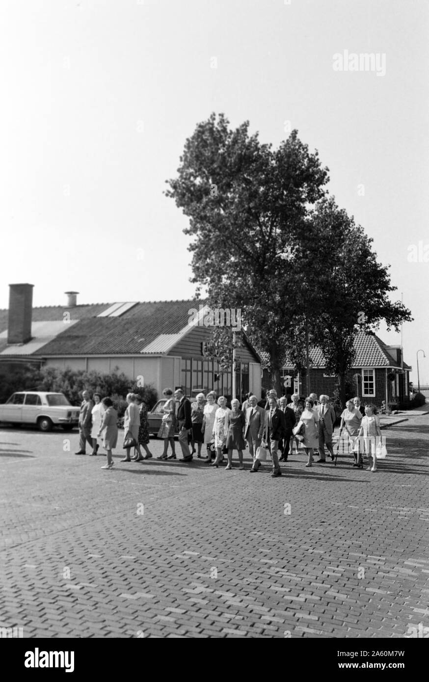 Reisende kommen ein, Lelystad Niederlande 1971. Touristen sind von der Ankunft in der Stadt Lelystad Niederlande 1971. Stockfoto