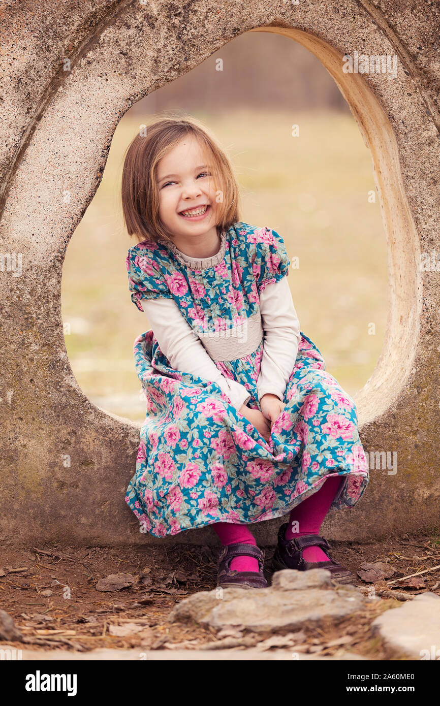 Portrait von Lachen kleine Mädchen mit Kleid mit Blumenmuster Stockfoto