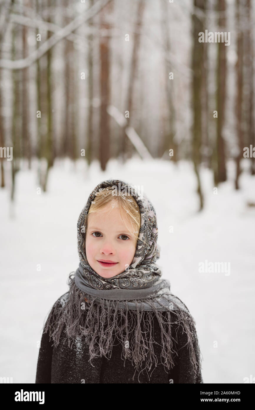 Portrait von kleinen Mädchen mit Kopftuch vor Winter Forest Stockfoto