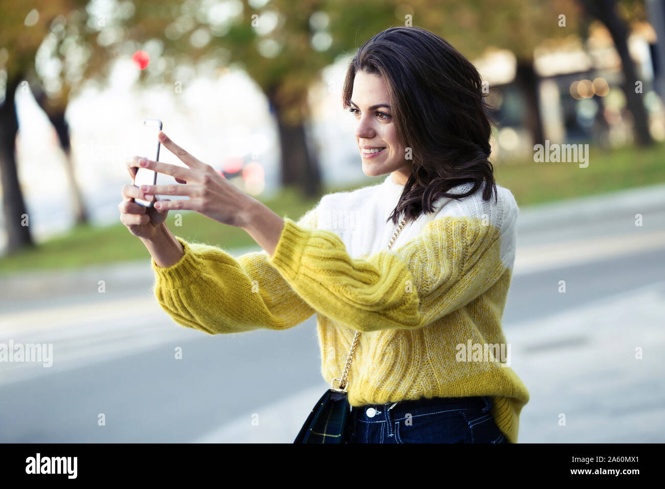 Brünette Frau, eine selfie in der Stadt Stockfoto