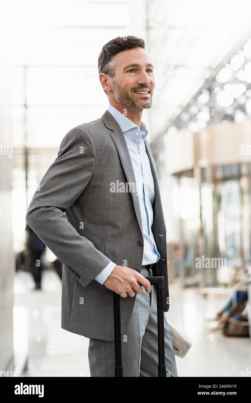 Portrait von lächelnden Geschäftsmann mit Gepäck Stockfoto
