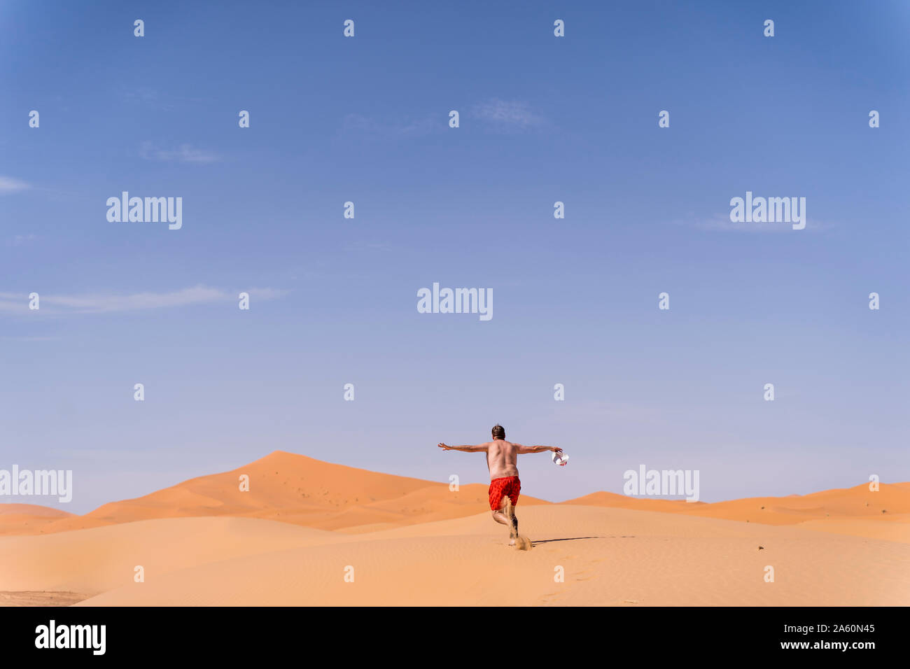 Übergewicht Mann mit Badeshorts in der Wüste von Marokko ausgeführt Stockfoto