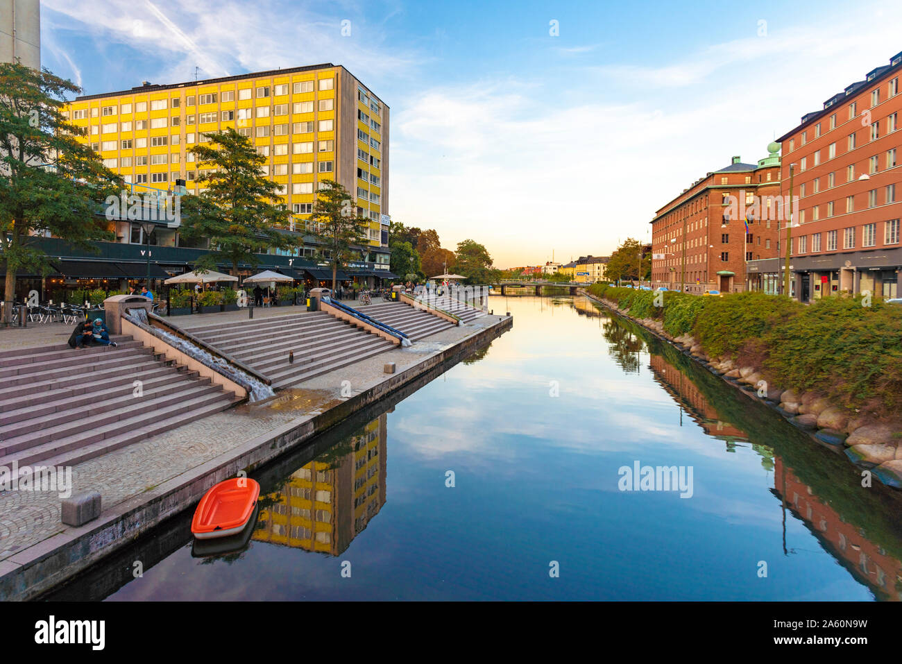 Kanal inmitten von Gebäuden gegen Sky in Malmö, Schweden Stockfoto