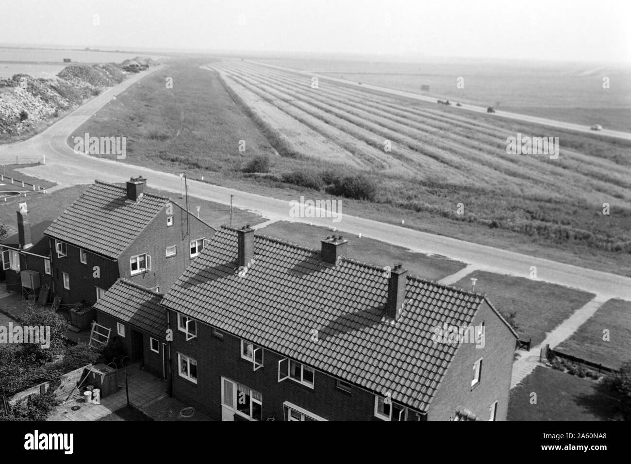 Wohnhäuser in der Landschaft, Lelystad Niederlande 1971. Häuser für das Leben in dem Land, in der Nähe von Lelystad Niederlande 1971. Stockfoto