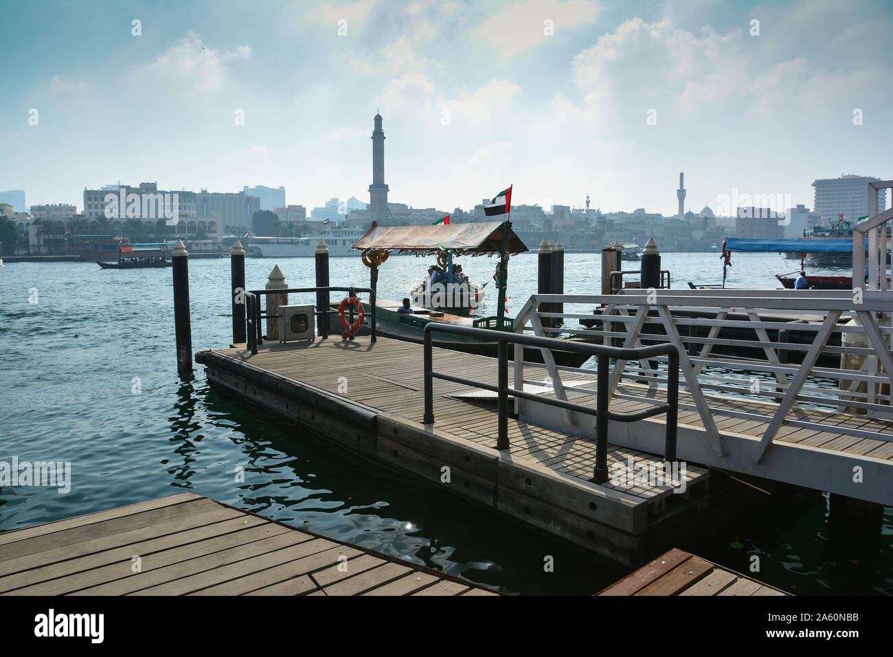 DUBAI, VEREINIGTE ARABISCHE EMIRATE - Dezember 7, 2016: Blick auf den Dubai Creek mit traditionellen Wassertaxi Boote. Golf von Dubai, VAE. Stockfoto