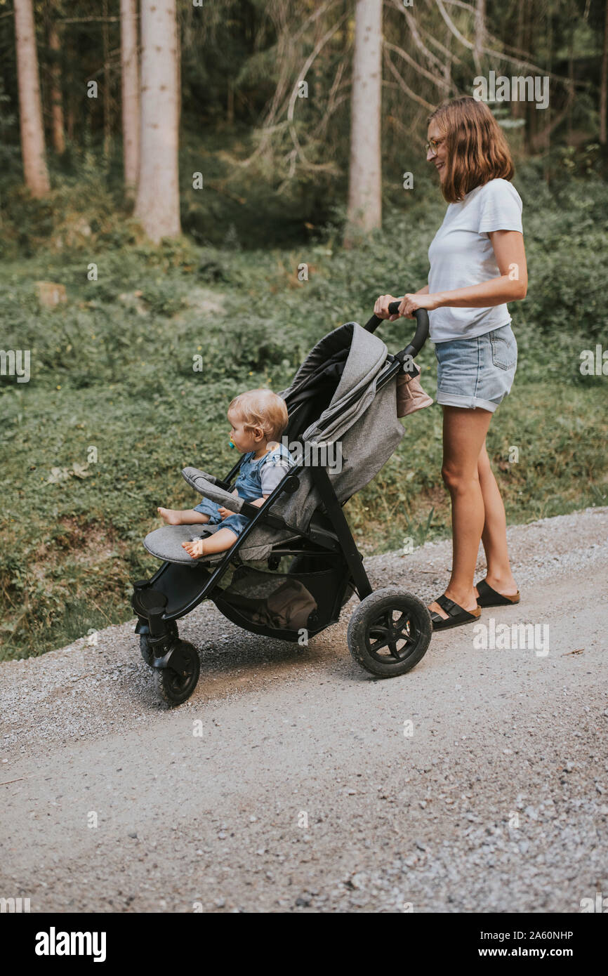 Mutter mit kinderwagen im wald -Fotos und -Bildmaterial in hoher Auflsung   Alamy