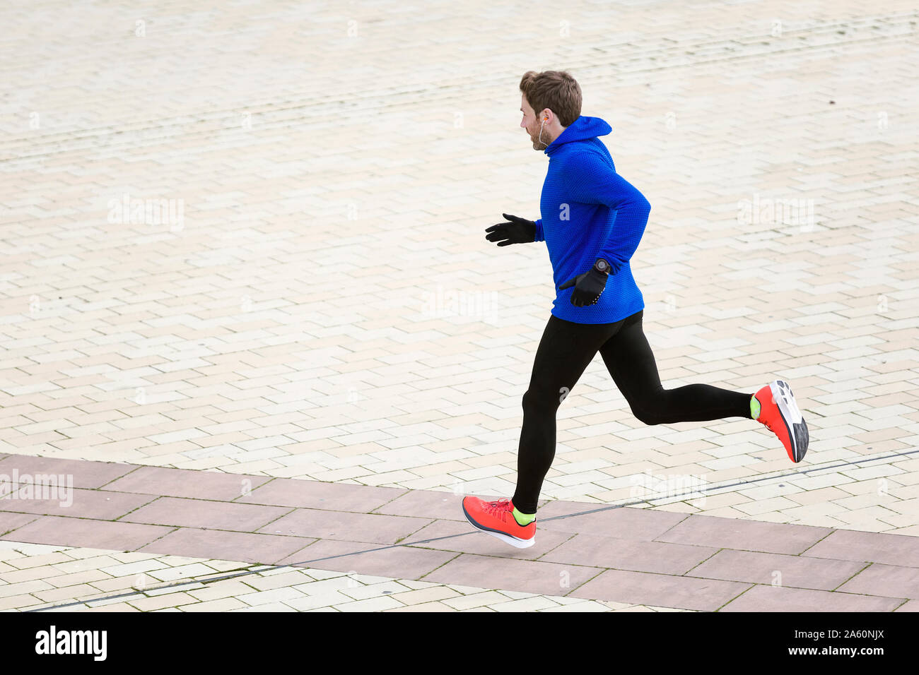 Jogger laufen auf einer Straße Stockfoto