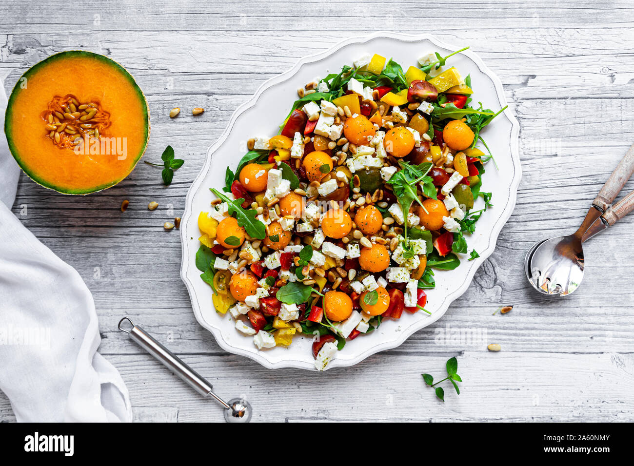 Direkt oberhalb der Schuß von frischem Salat in der Platte auf hölzernen Tisch Stockfoto