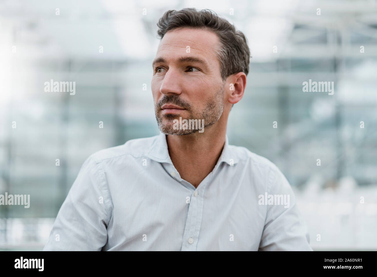 Portrait von zuversichtlich Geschäftsmann auf der Suche Stockfoto