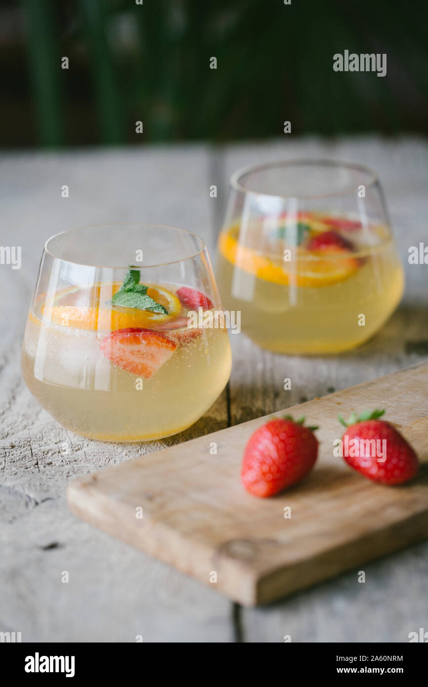 Nahaufnahme der Cocktail mit Früchten auf hölzernen Tisch serviert Stockfoto