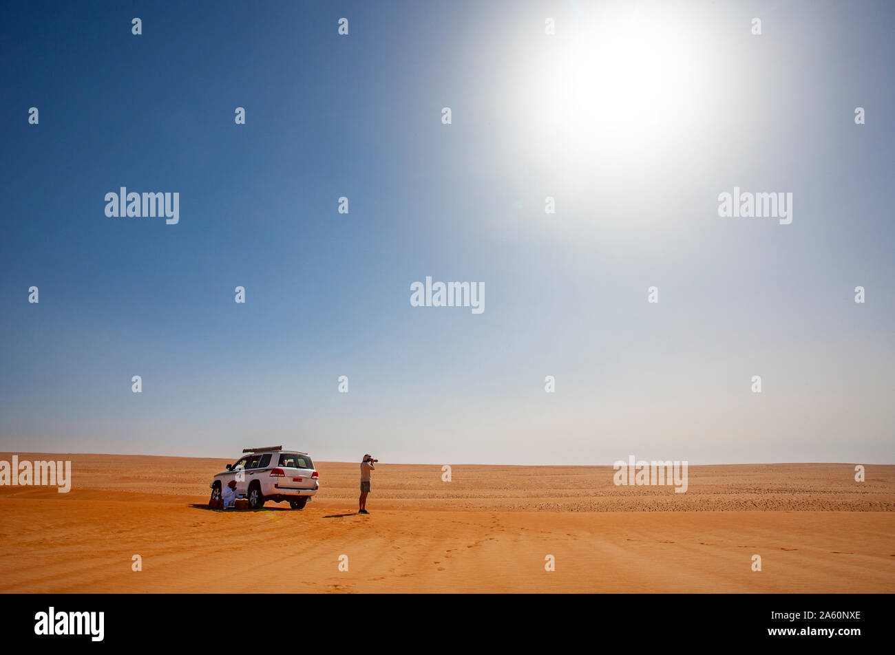 Mann mit Geländewagen, die Bilder in der Wüste Wahiba Sands, Oman Stockfoto