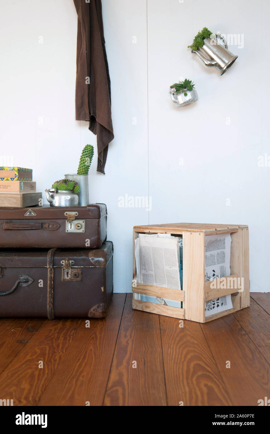 Hocker aus alten Wein und Apple Kisten, die Dekoration der alte Koffer und Zigarre boxex Stockfoto