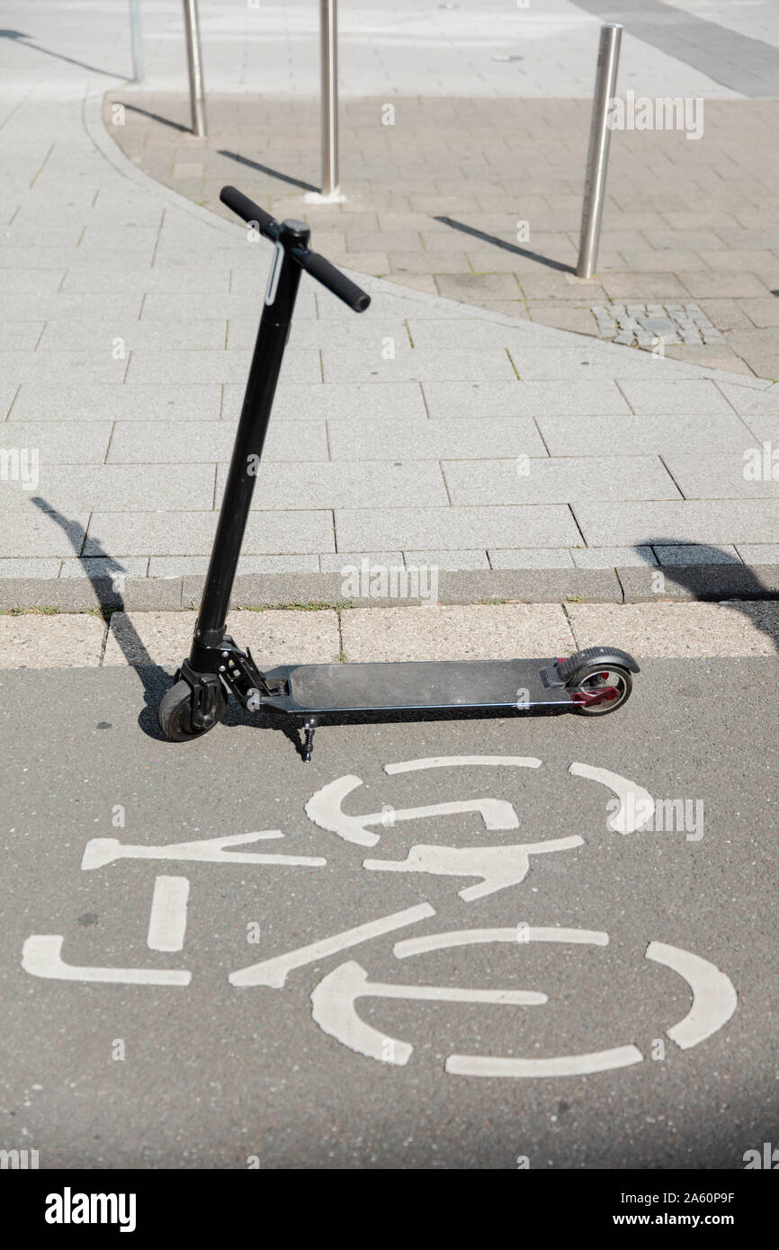 E-Scooter auf dem Fahrrad Lane in der Stadt geparkt Stockfoto
