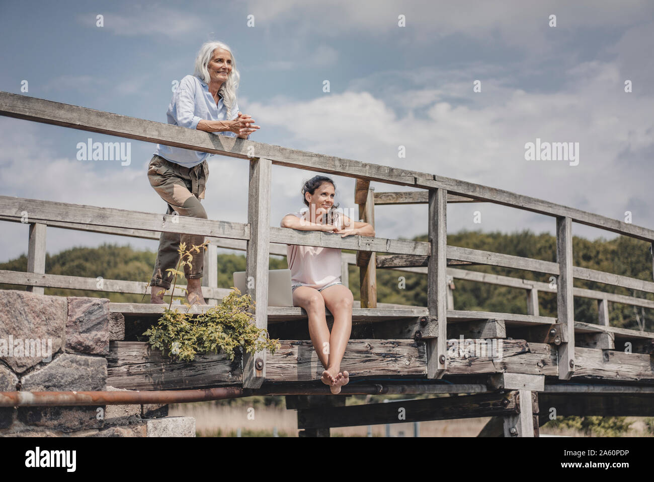 Mutter und Tochter an der Aussicht auf der Suche von einer Brücke Stockfoto
