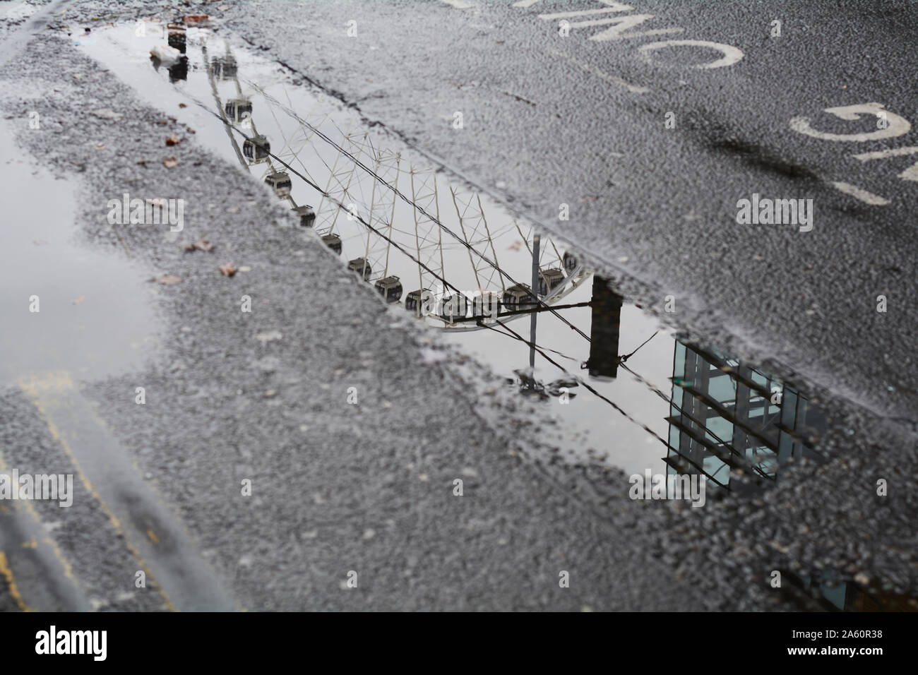 Hohe Betrachtungswinkel von Riesenrad auf der Pfütze spiegelt in der Regenzeit Stockfoto