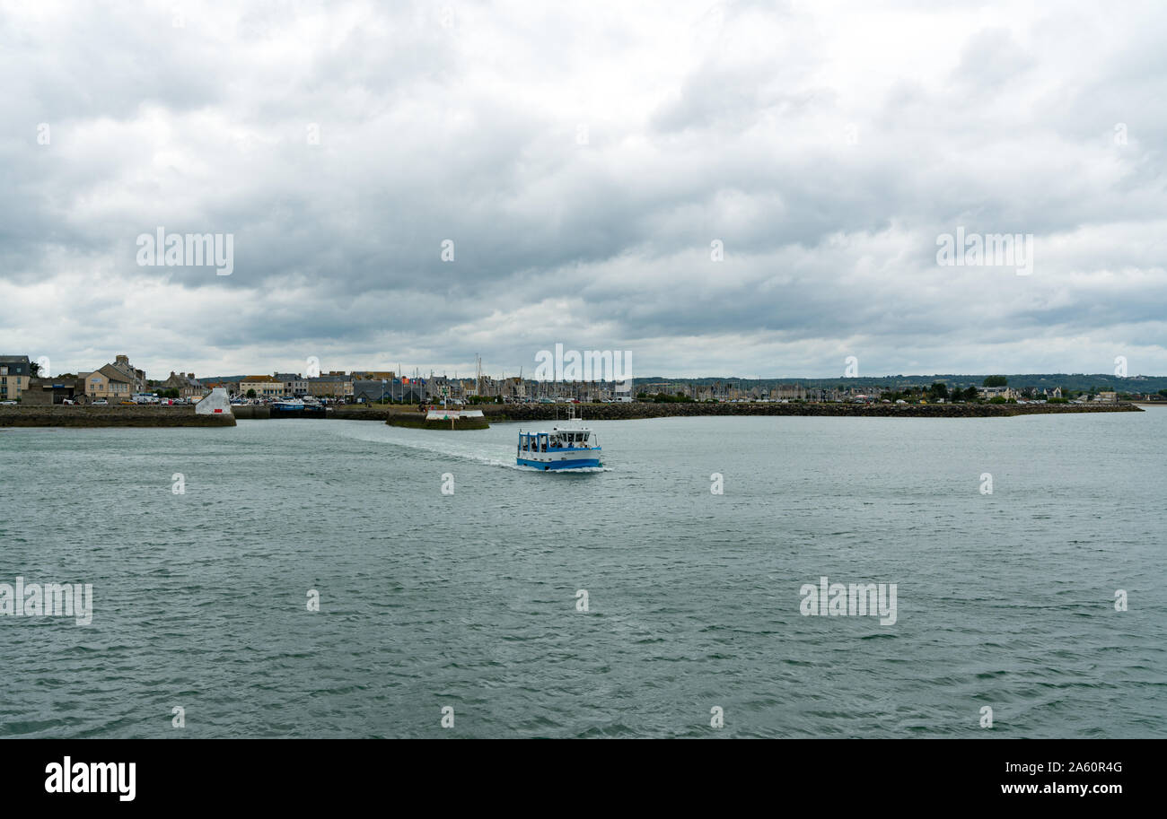 Saint-Vaast-la-Hougue, der Manche/Frankreich - 16. August 2019: amphibienfahrzeug Touristen transportieren zu Insel Tatihou aus die Küste der Normandie Stockfoto