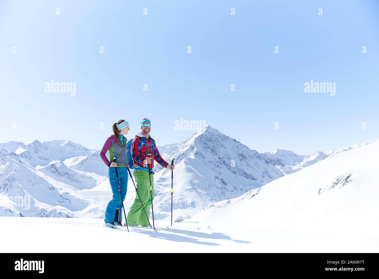 Paar Skitourengeher mit einer Unterbrechung in den Bergen, Kühtai, Tirol, Österreich Stockfoto