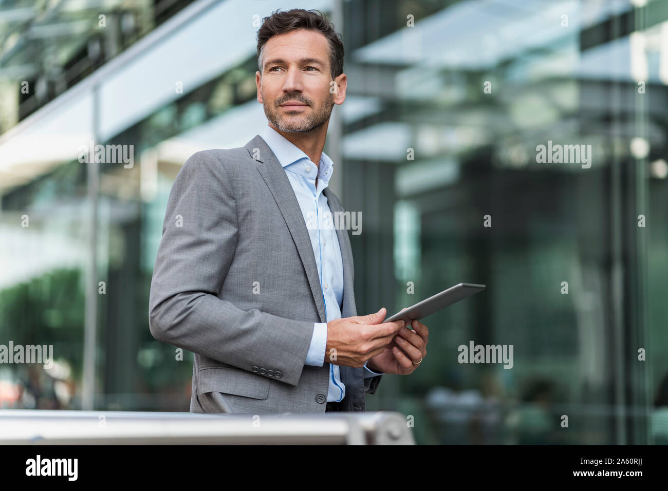 Porträt von zuversichtlich Geschäftsmann hält tablet Stockfoto