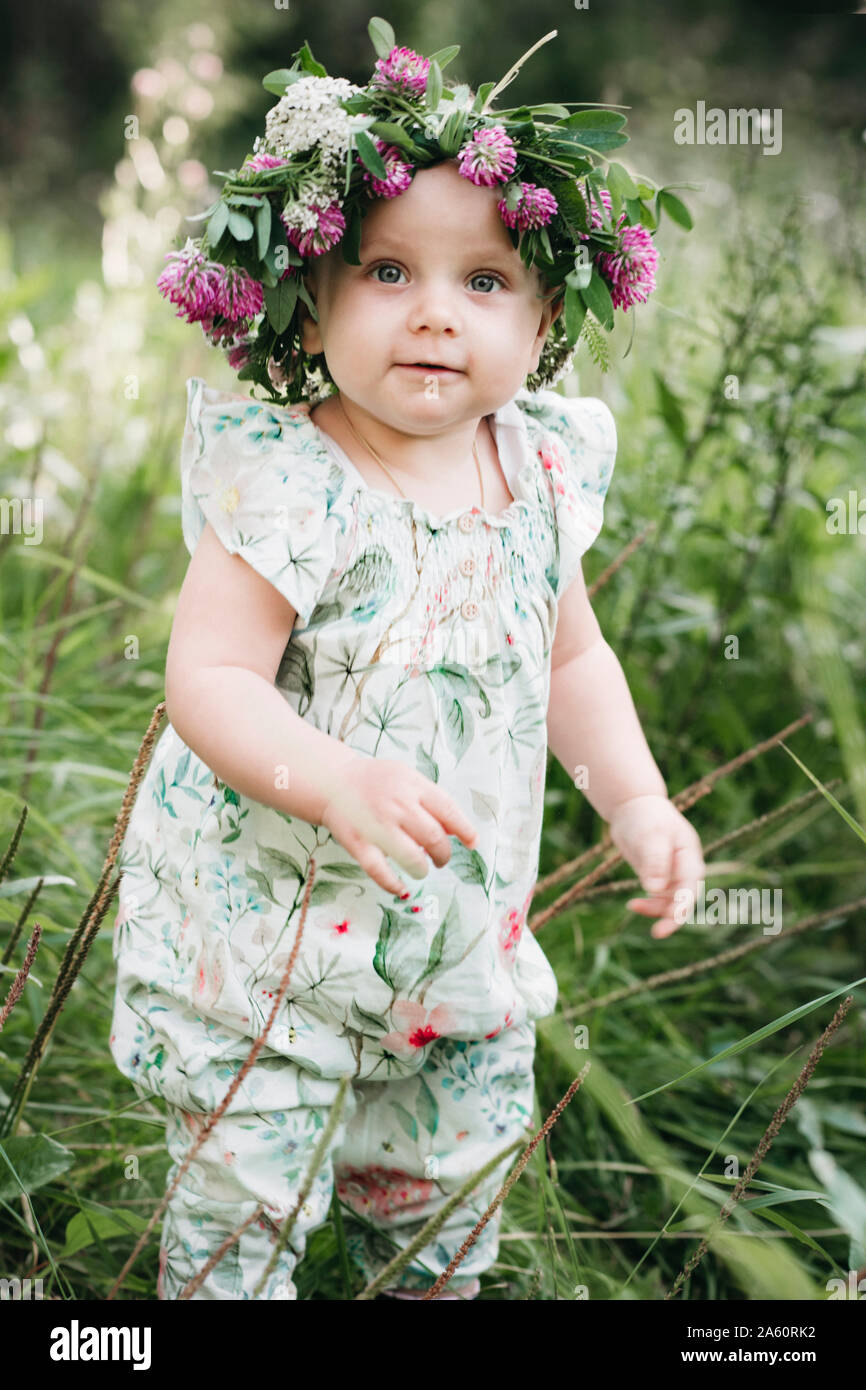 Portrait von niedlichen kleinen Mädchen mit Blume Kranz auf dem Kopf Stockfoto