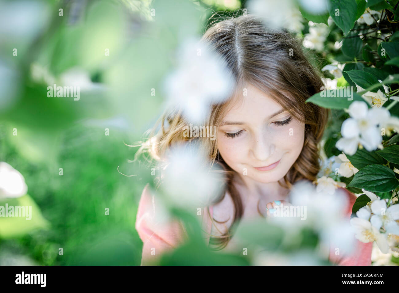 Portrait von Mädchen mit geschlossenen Augen im Garten Stockfoto