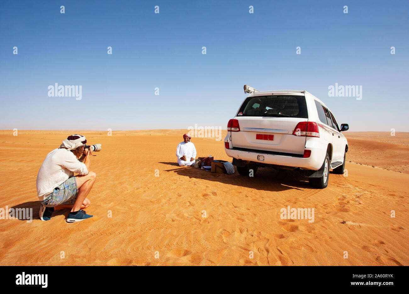 Tourist, Bilder von seinen lokalen Fahrer in der Wüste Wahiba Sands, Oman Stockfoto