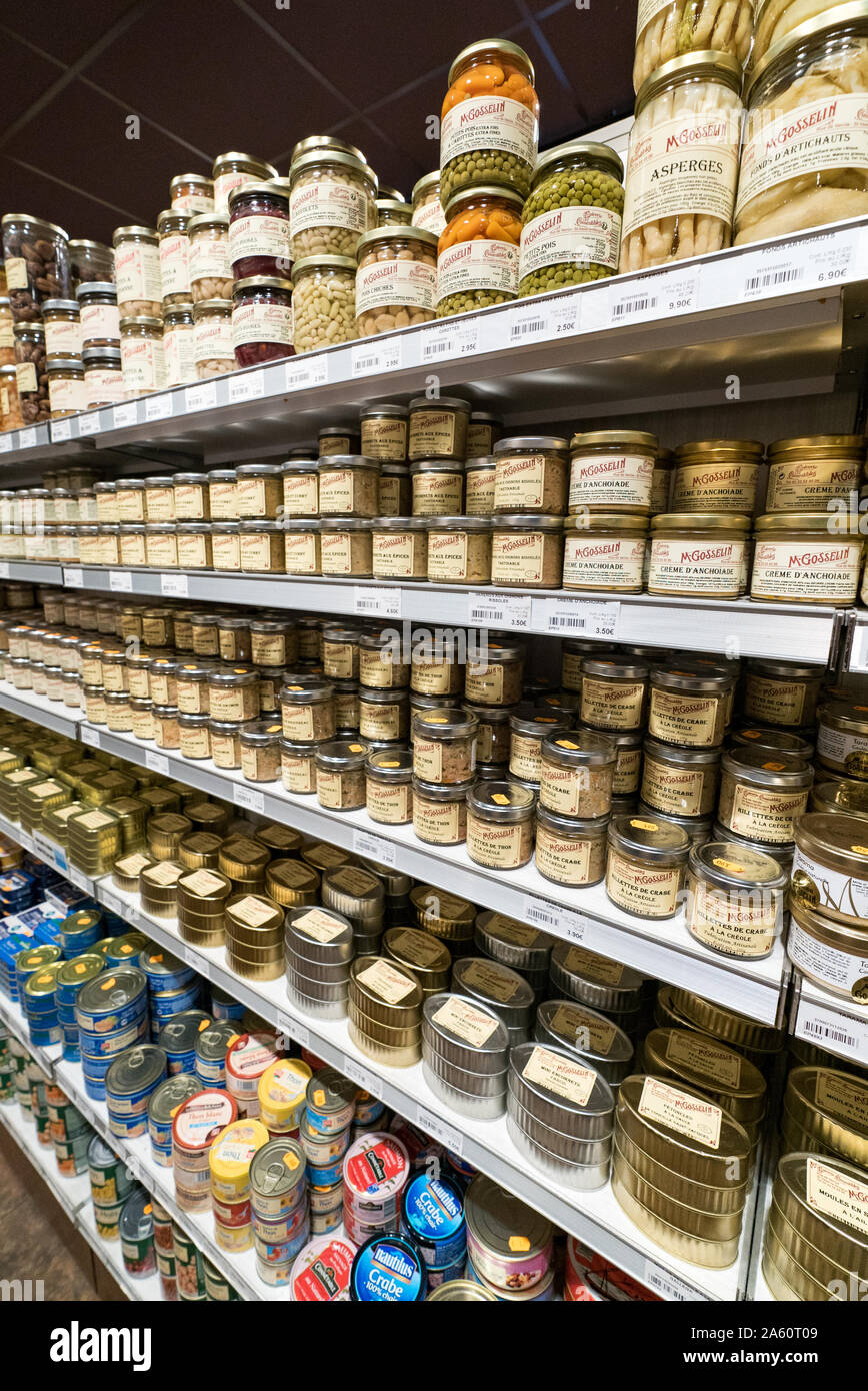 Saint-Vaast-la-Hougue, der Manche/Frankreich - 16 August, 2019: die Regale mit lokalen Produkten gefüttert in der historischen Gosselin store in Saint-Vaast-la-Hougue in Stockfoto