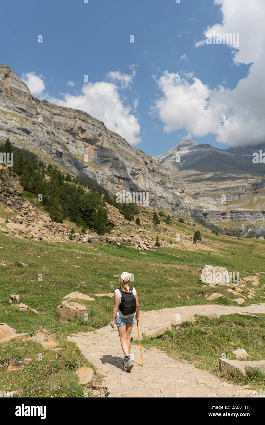 Ansicht der Rückseite Frau zu Fuß auf den Weg in die Berge, Ordesa Nationalpark, Aragon, Spanien Stockfoto
