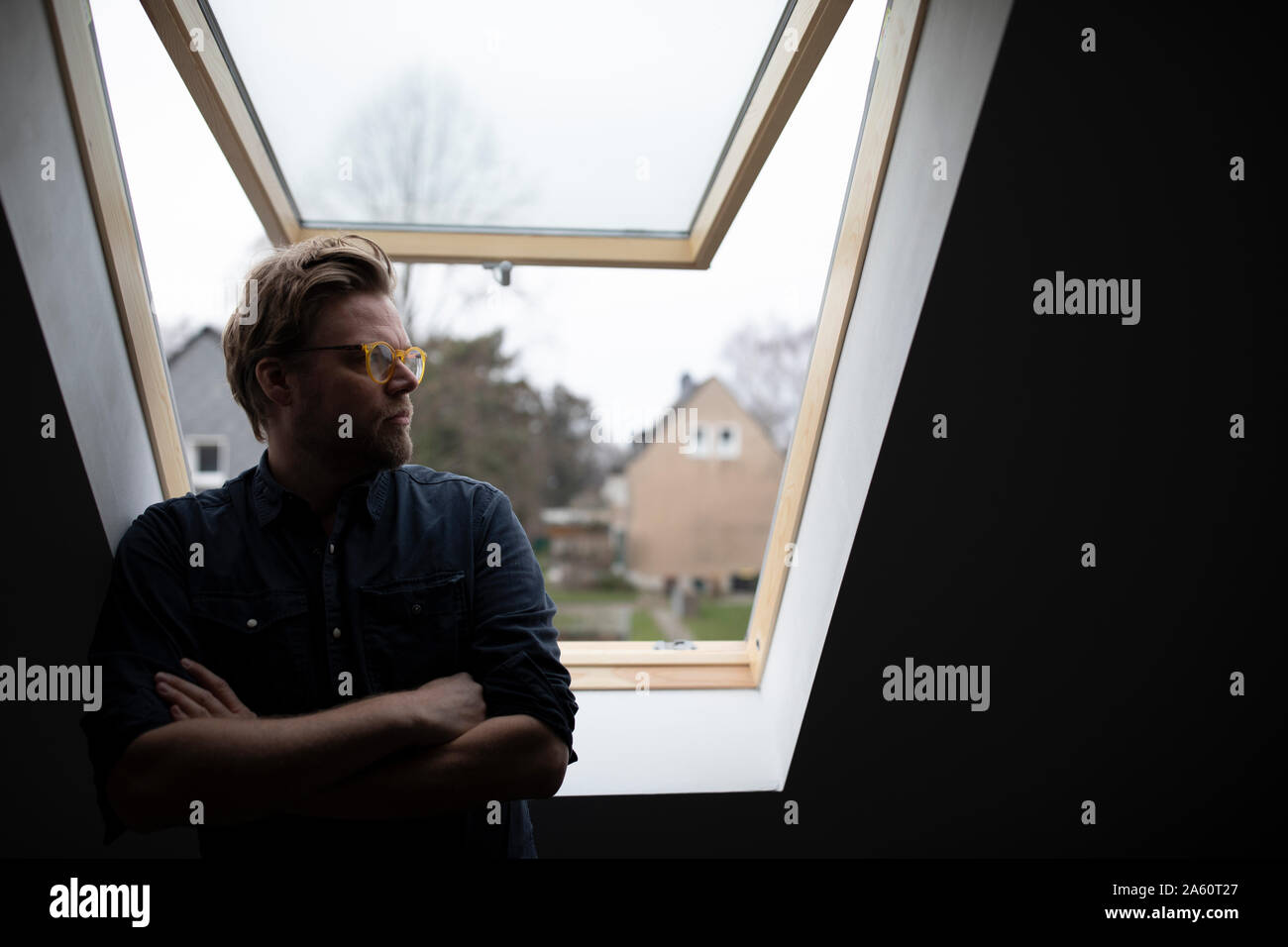 Architekt bei Acrylglas mit verschränkten Armen, denken Stockfoto