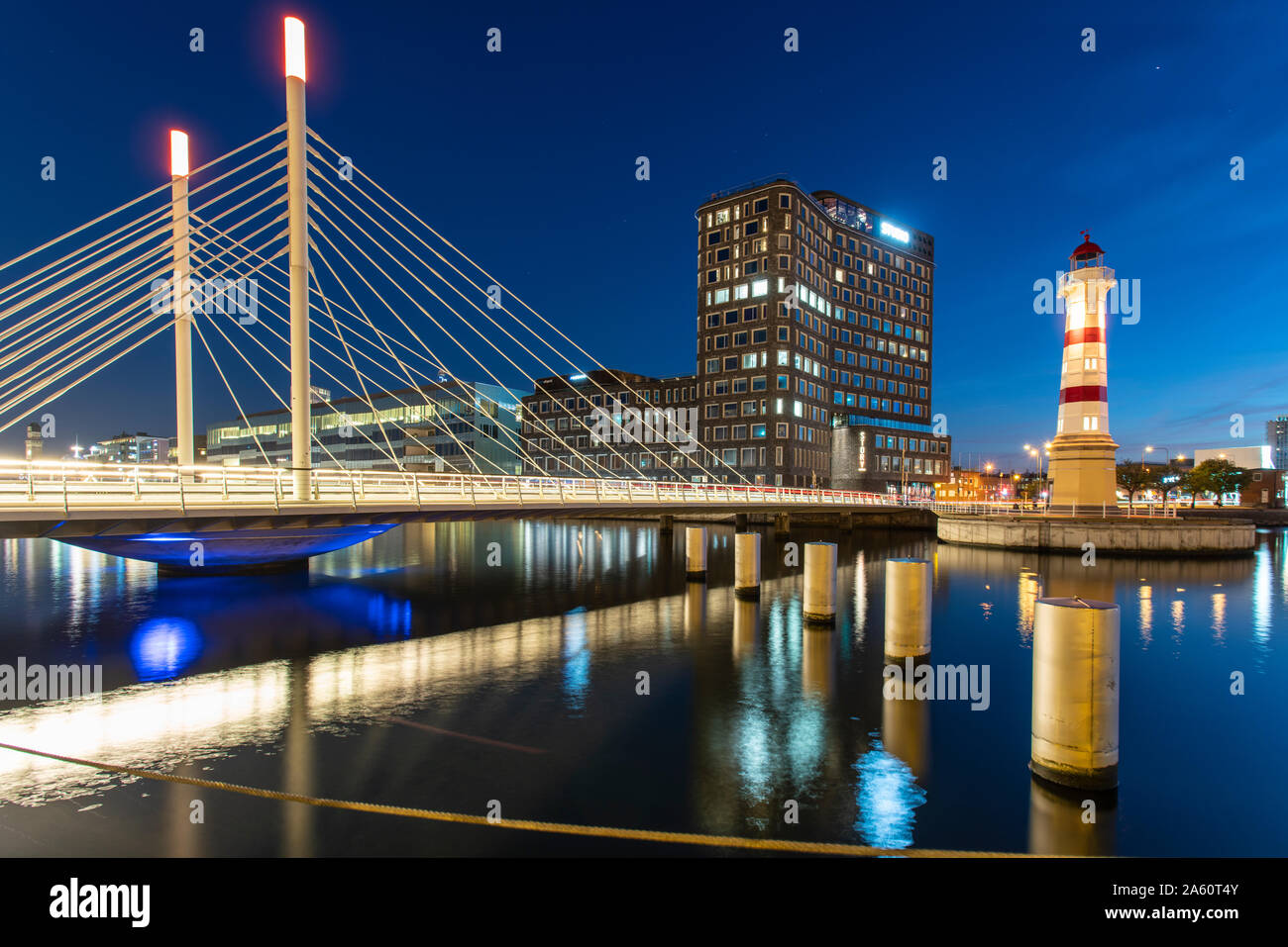 Beleuchtete Brücke über Fluss gegen Sky in Malmö, Schweden Stockfoto