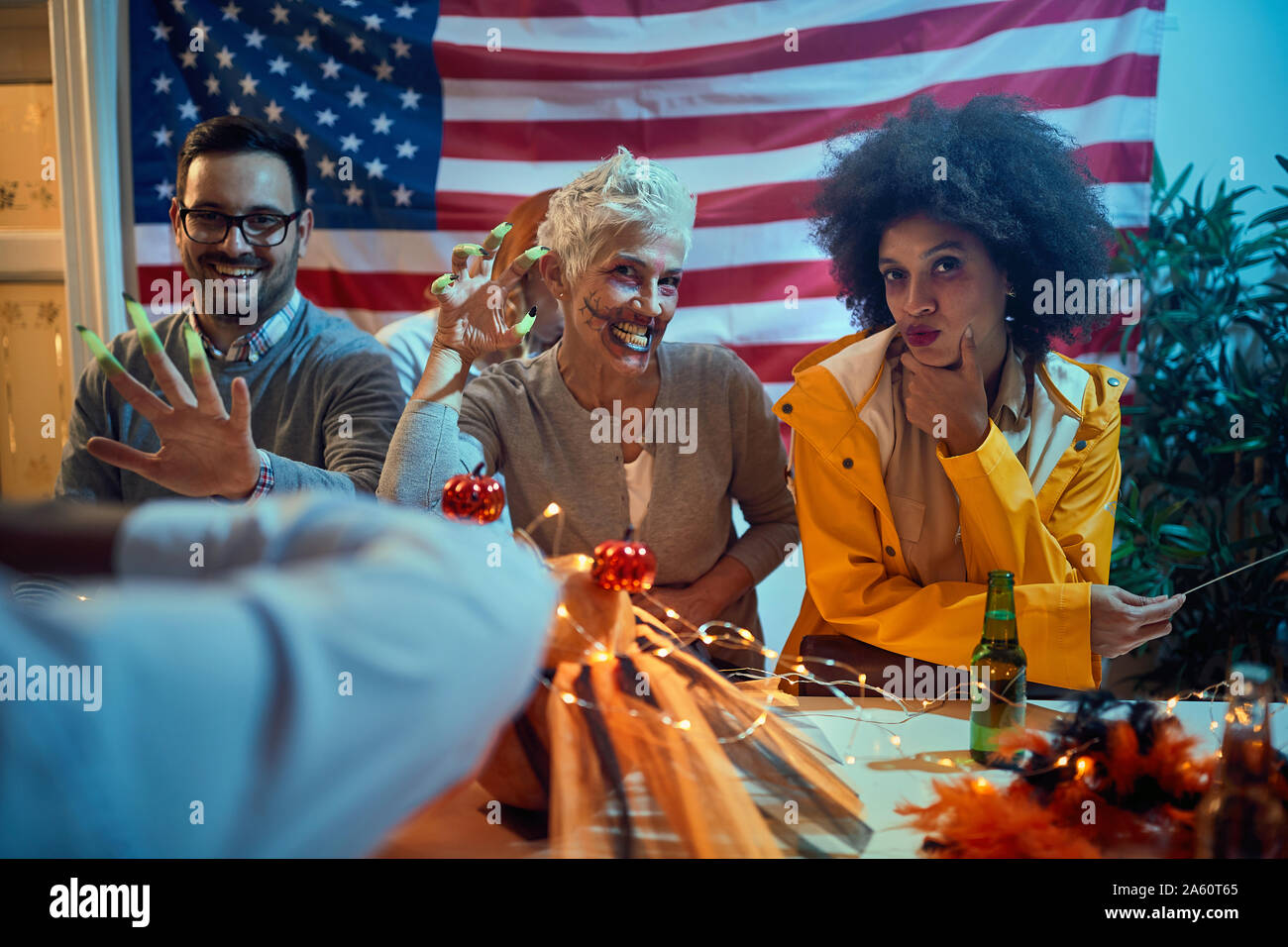 Halloween Kostüm Party. . Gruppe von Creepy Freunde an Halloween. Stockfoto