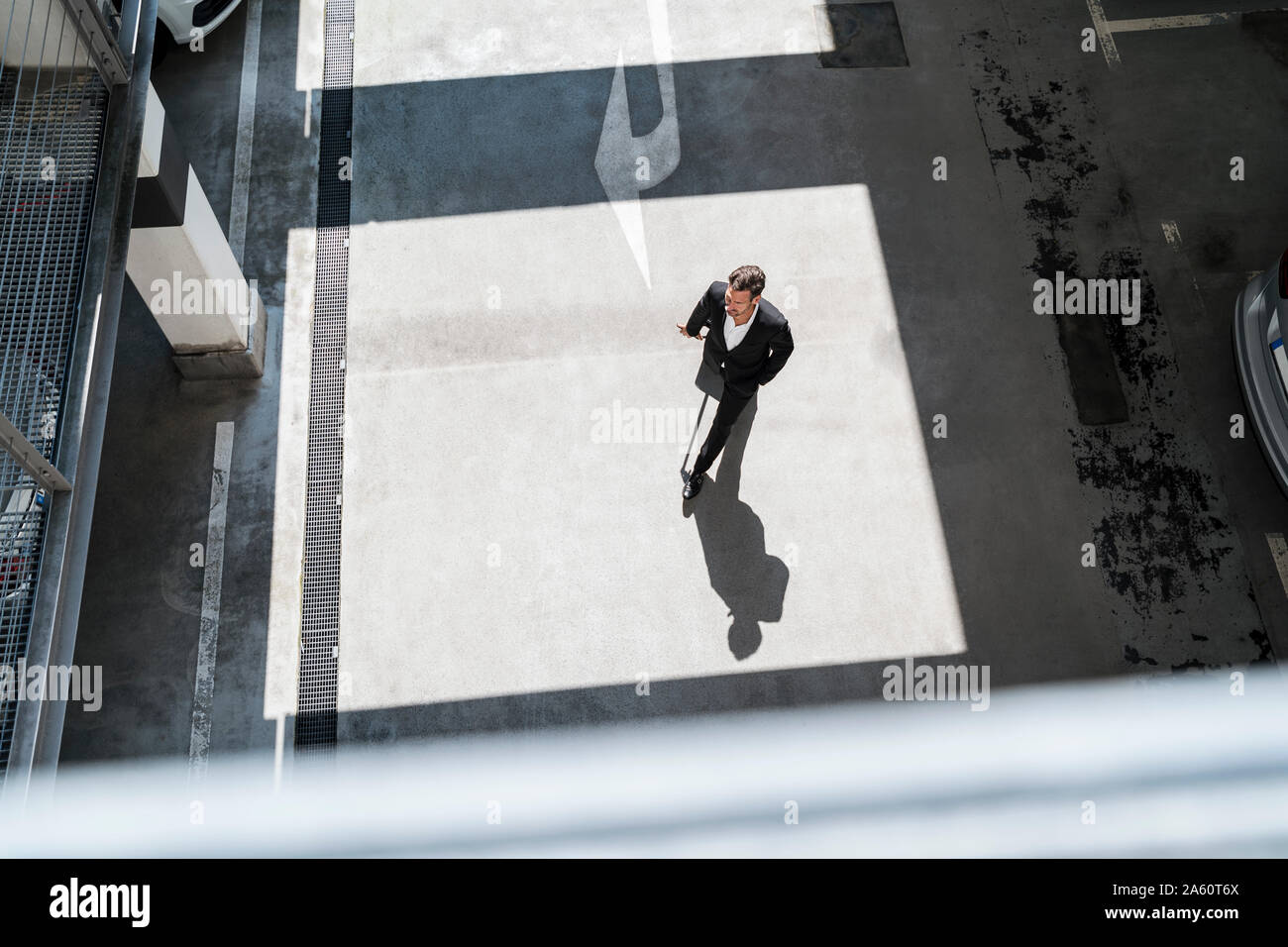 Blick von oben auf die Geschäftsmann mit Gepäck unterwegs. Stockfoto