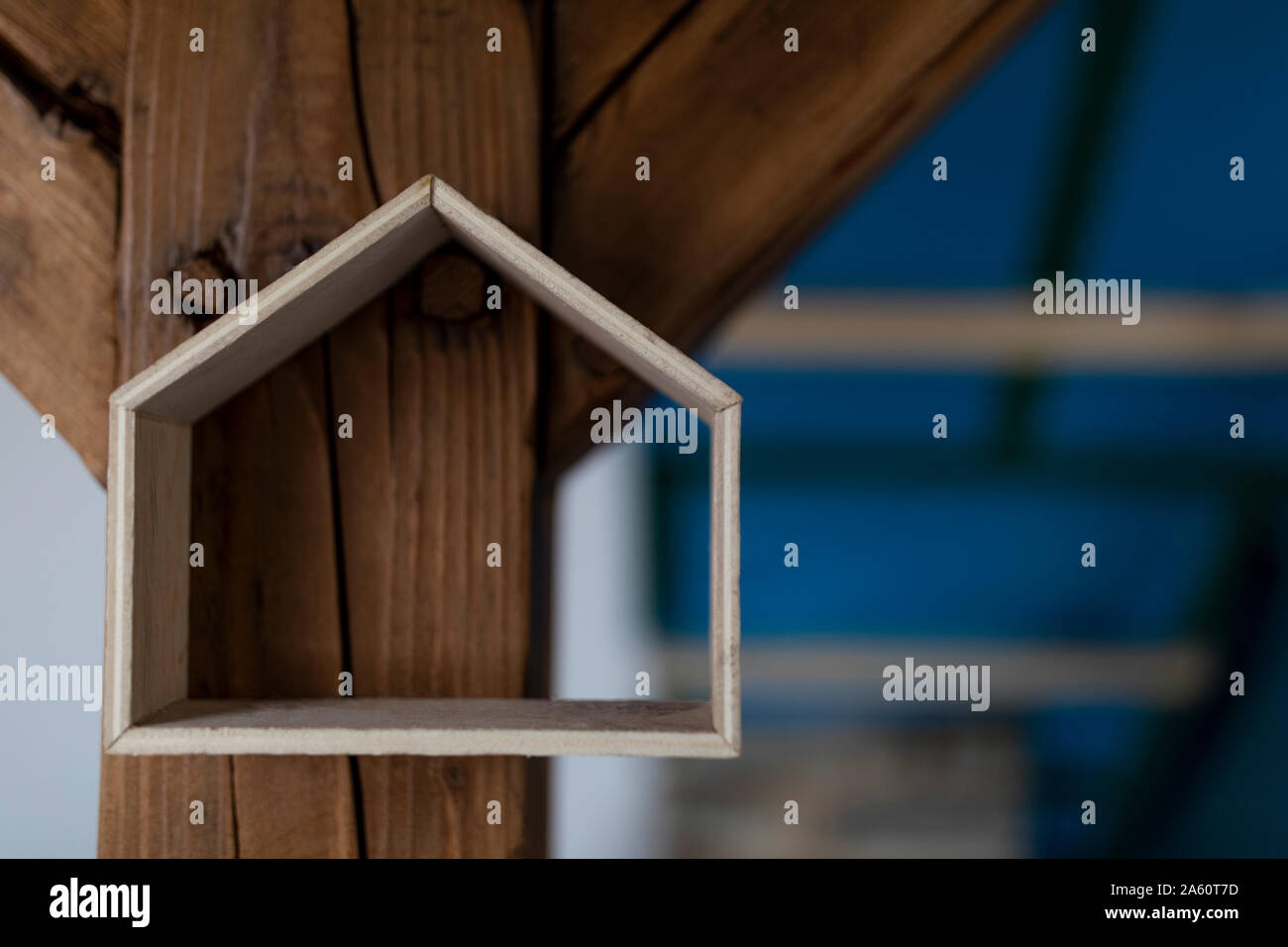 Haus Form Übergabe auf Holz von einem Dachstuhl Stockfoto
