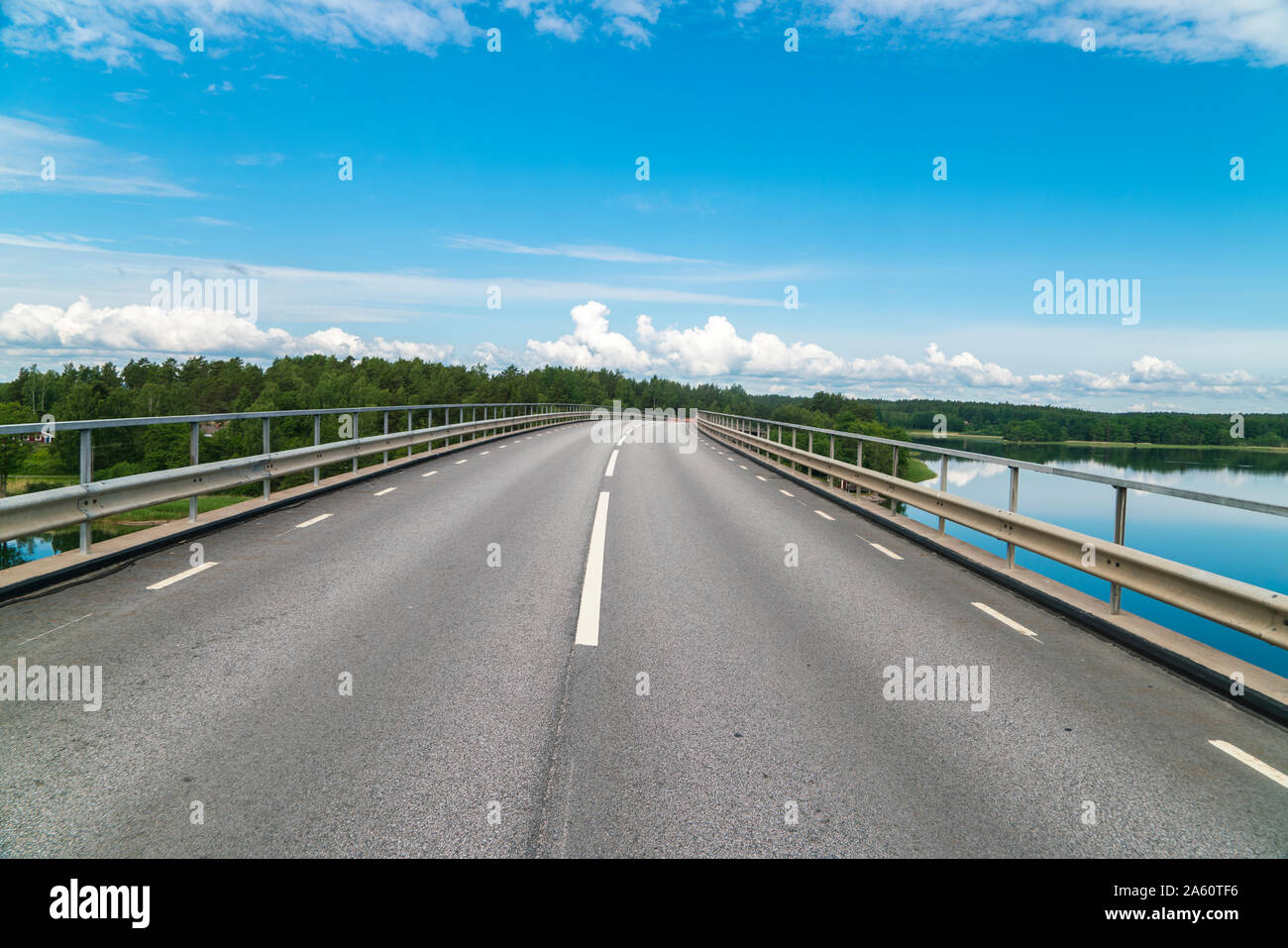 Leere Brücke gegen blauen Himmel bei Loftahammar, Schweden Stockfoto