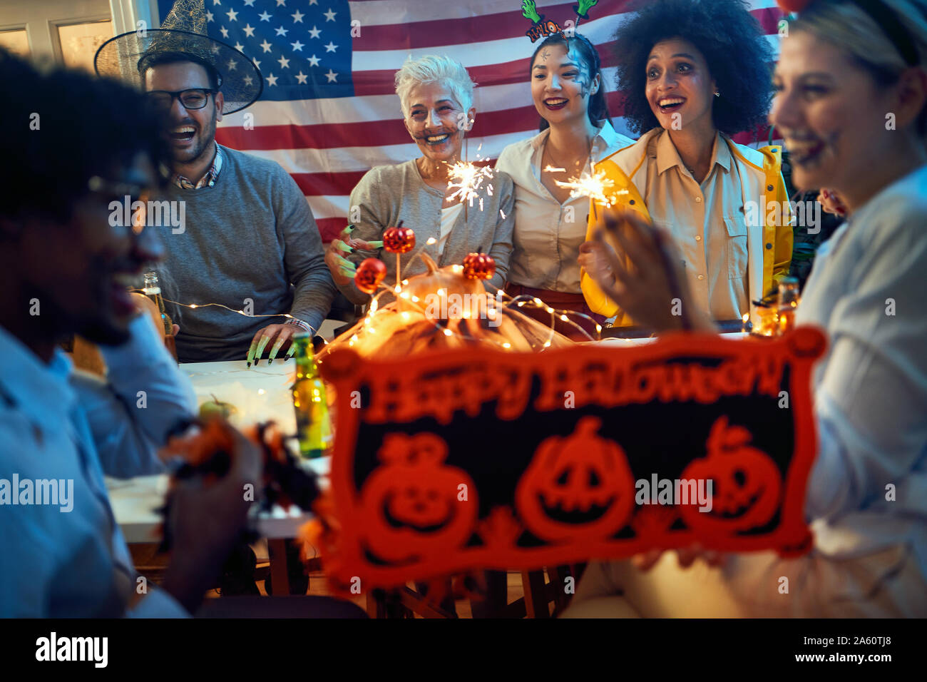 Halloween Kostüm Party. lächelnde Menschen in gruselige Kostüme für eine Party für Halloween Stockfoto