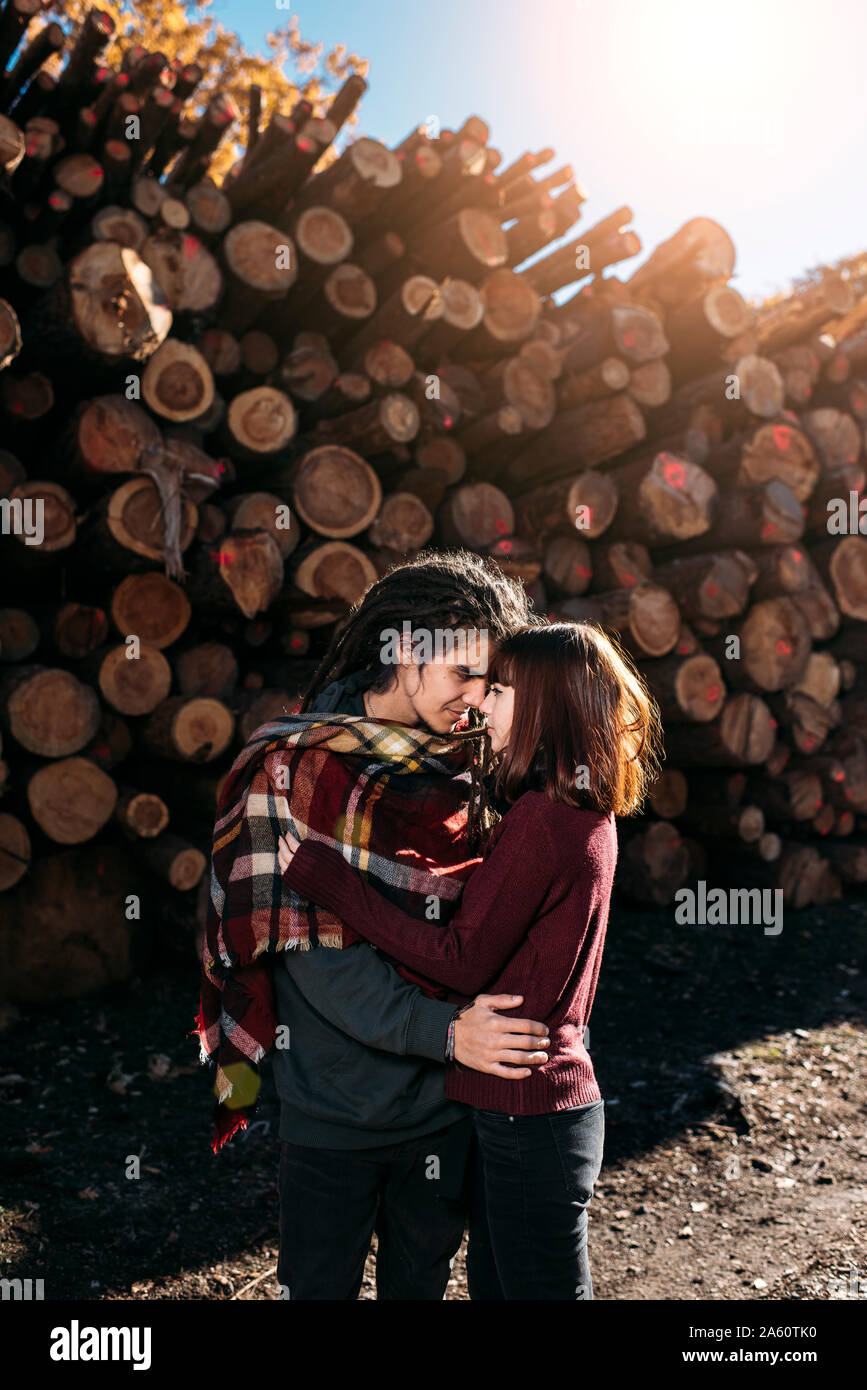 Junges Paar in Liebe vor Baum Protokolle Stockfoto