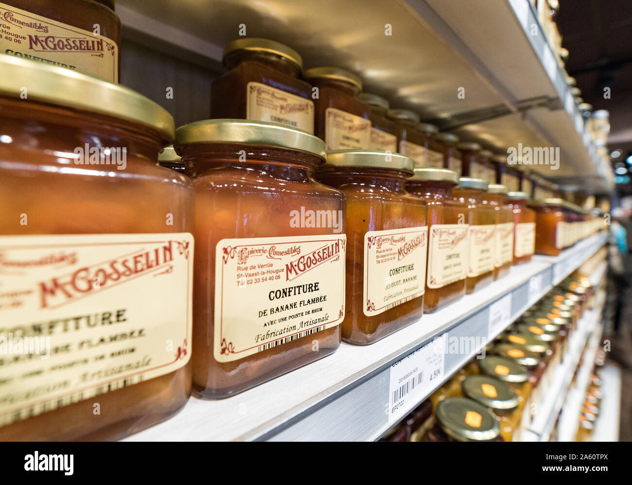 Saint-Vaast-la-Hougue, der Manche/Frankreich - 16 August, 2019: die Regale mit lokalen Produkten gefüttert in der historischen Gosselin store in Saint-Vaast-la-Hougue in Stockfoto