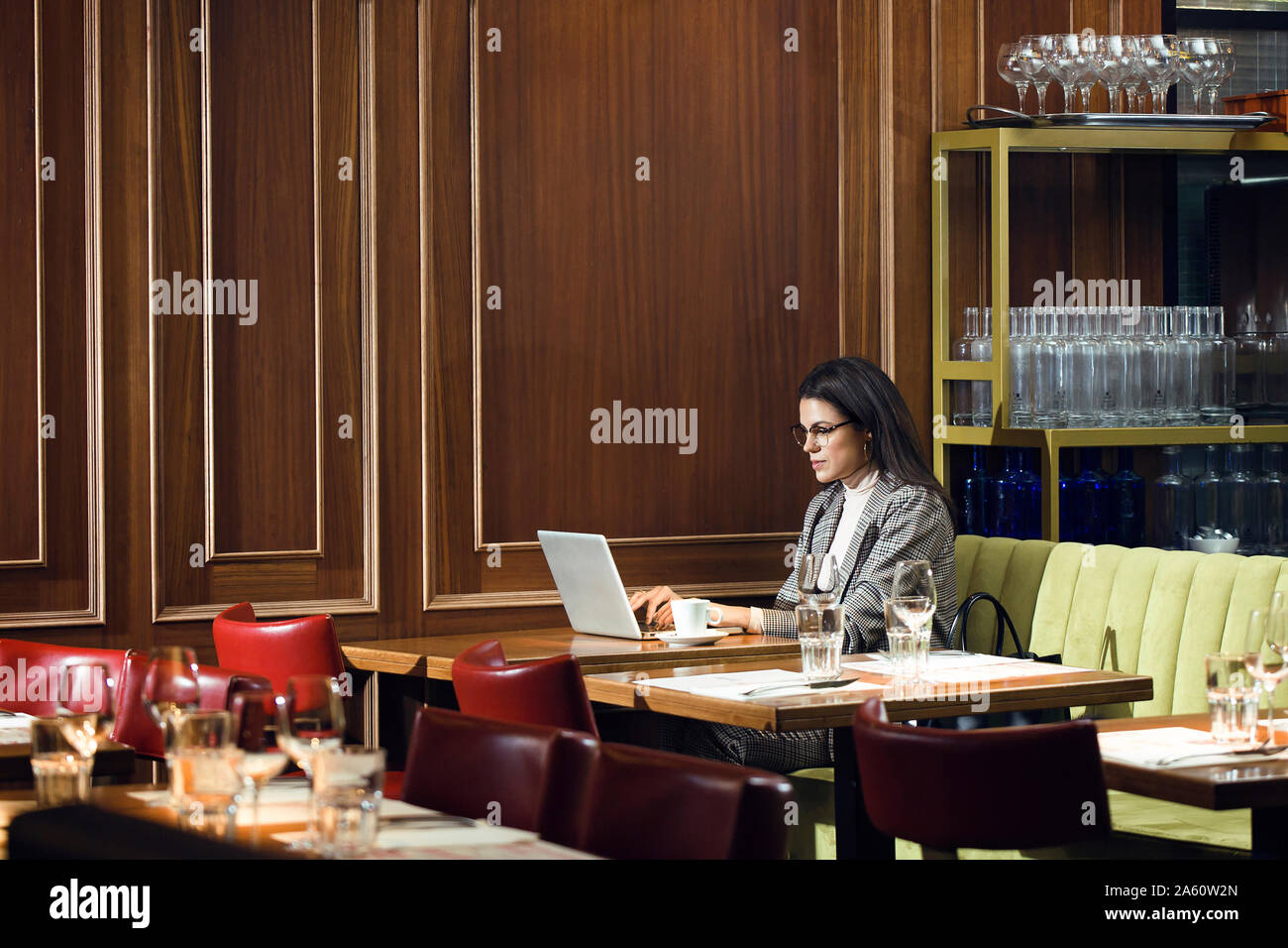 Geschäftsfrau mit Laptop in einem Restaurant Stockfoto